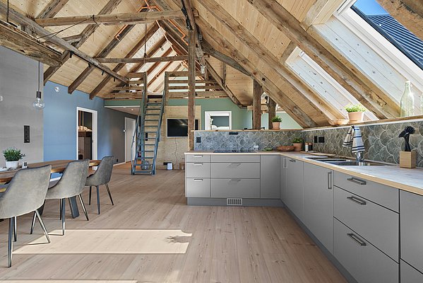 Gemütliches, modernes Loft in Südwest-Norwegen. Offene Holzbalkendecke, großzügige Küche mit Dachfenstern. Stilvoller Essbereich, natürliches Licht. Ideal für naturnahe Erholung und Angelreisen. Perfekte Mischung aus Tradition und Komfort.