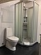 Modernes Badezimmer in Nord-Norwegen: Geflieste Wände, gläserne Dusche rechts, Toilette im Vordergrund. Ideal für komfortablen Aufenthalt bei Angelreisen. Elegantes, schlichtes Design für erholsame Momente nach spannenden Angelausflügen.