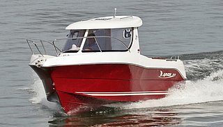 Rotes Angelboot gleitet zügig über das klare Wasser in Nord-Norwegen, perfekt für abenteuerliche Angelreisen mit hoher Fangchance und spektakulärer Naturkulisse. Ideal für unvergessliches Meeresangeln und entspannte Erkundungen der norwegischen Küste.