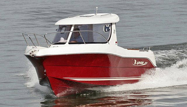 Rotes Angelboot gleitet zügig über das klare Wasser in Nord-Norwegen, perfekt für abenteuerliche Angelreisen mit hoher Fangchance und spektakulärer Naturkulisse. Ideal für unvergessliches Meeresangeln und entspannte Erkundungen der norwegischen Küste.