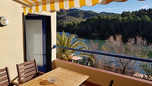 Erlebe die idyllische Aussicht auf den Ebro-Fluss von einer sonnigen Terrasse in Riba Roja, Spanien. Perfekt für Angelreisen und entspannte Naturmomente. Entdecke die Schönheit der unberührten Landschaft bei deinem nächsten Angelurlaub.