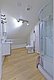 Helles Badezimmer in Nordland, Norwegen: Moderne Dusche, helles Holzlaminat, weiße Wände. Ideal für Anglerunterkünfte, bietet Komfort nach einem erlebnisreichen Tag beim Meeresangeln. Perfekte Kombination aus skandinavischem Design und Funktionalität.