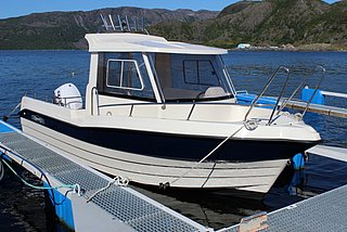 Motorboot an einem Steg in Südwest-Norwegen, umgeben von malerischen Bergen und klarem Wasser. Perfekter Ausgangspunkt für Angelabenteuer und Erkundung der spektakulären Fjordlandschaft. Ideal für einen entspannten Angelurlaub.