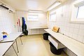 Sauberer Filetierraum in Nordland, Norwegen, mit weißen Kacheln, Arbeitsflächen und Fenstern. Ideal für Meeresangler zur Verarbeitung von Fisch. Perfekte Ausstattung für einen erfolgreichen Angelurlaub.