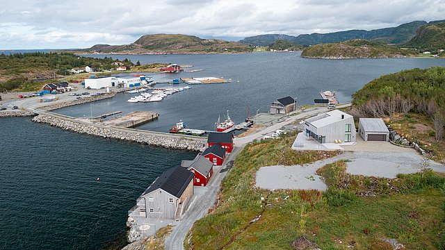 Küste von Hitra, Norwegen: Malerische Rorbuer (traditionelle Fischerhütten) am Wasser, umgeben von beeindruckender Küstenlandschaft. Perfekter Ausgangspunkt für Angelabenteuer und unvergessliche Naturerlebnisse in der unberührten norwegischen Wildnis. Ideal für einen Angelurlaub in Norwegen.