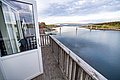 Balkon mit Aussicht auf Wasser und Brücke in der malerischen Region Hitra, Norwegen. Ideal für Angelreisen und Meeresangeln. Beruhigende Landschaft mit Booten und Natur für ein unvergessliches Urlaubserlebnis.
