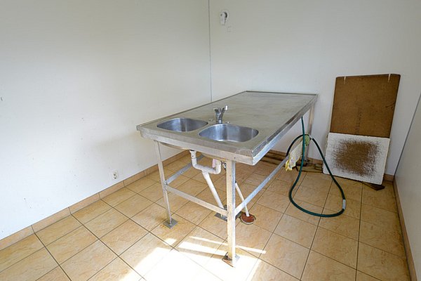 Fischverarbeitungstisch mit Spüle in Nordland, Norwegen. Sauberer, funktionaler Raum für Angler, die ihren Fang vorbereiten. Perfekter Ort für die Nachbereitung reicher Angelausflüge im Norden Norwegens.