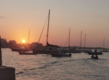 Segelboote im Hafen von São Vicente, Kapverden, bei Sonnenuntergang. Orangefarbener Himmel spiegelt sich im ruhigen Meer und schafft eine friedliche, maritime Szenerie. Perfekt für Angelreisen und maritime Abenteuer.