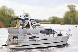 Hausboot auf River Shannon in Irland, umgeben von ruhiger Natur. Ideal für Angelurlaub und entspannte Bootsfahrten. Erleben Sie idyllische Flusslandschaften und Entschleunigung pur auf dem Wasser. Perfekt für Angelreisen und Erholung.
