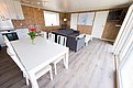 Modernes skandinavisches Ferienhaus in Nordland, Norwegen. Helles Wohnzimmer mit Holzwänden, gemütlicher Sitzecke, Esstisch, Küche und großen Fenstern. Ideal für entspannte Angelurlaube mit Komfort und Stil.