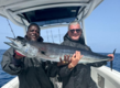 Zwei Angler auf einem Boot in São Vicente, Kapverden, halten erfolgreich gefangenen Speerfisch. Das Meer im Hintergrund betont das maritime Abenteuer beim Angelurlaub. Perfekt für leidenschaftliche Angler auf der Suche nach dem nächsten Fang.