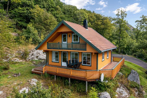 Gemütliche Holzhütte in Süd-Norwegen, umgeben von grünen Bäumen und Felsen. Perfekter Rückzugsort für Angelliebhaber, idealer Ausgangspunkt für Angelabenteuer. Entspanne auf der Veranda mit Blick auf die malerische Natur. Petri Heil!
