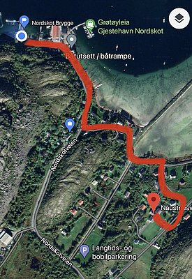 Satellitenbild der Region Nordland, Norwegen: Roter Pfad verbindet Nordskot Brygge und Naustveien. Umgeben von grünen Landschaften und Wasser. Idealer Ort für Angelreisen in malerischer Umgebung.