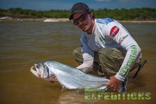 Das Bild zeigt einen Angler in Südwest-Norwegen, der stolz einen großen Fang im klaren Wasser präsentiert. Ideal für Angelreisen mit beeindruckenden Erfolgen und wunderschöner Naturkulisse. Petri Heil – sorglos angeln weltweit!