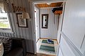 Gemütlicher Flur in einem Ferienhaus auf Hitra, Norwegen. Holzwände, Teppich und moderne Einrichtung schaffen eine einladende Atmosphäre für Angelreisende. Ideal für erholsamen Angelurlaub in schöner Umgebung.
