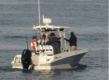 Angelboot in der Bucht von São Vicente, Kapverden: Drei Personen auf einem modernen Motorboot beim Angeln, umgeben von blauem Meer. Perfekte Bedingungen für einen erfolgreichen Angelurlaub.