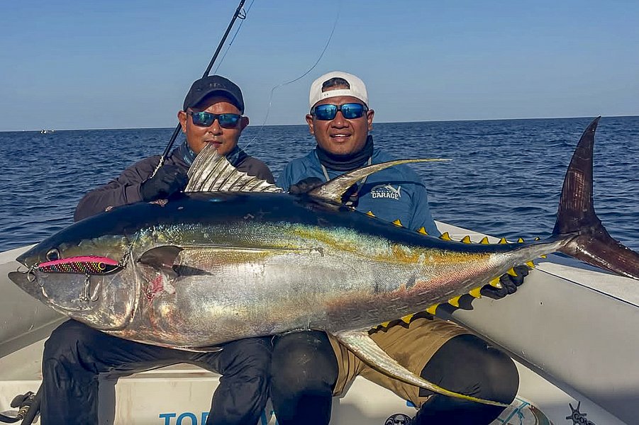 Zwei Angler präsentieren stolz einen beeindruckenden Thunfisch auf einem Boot in Süd-Norwegen. Perfektes Reiseziel für Meeresangeln und unvergessliche Angelabenteuer. Petri Heil!