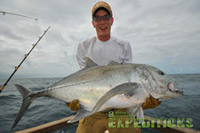 Ein Angler präsentiert auf den Malediven stolz einen kapitalen Fisch auf einem Boot. Der Ozean im Hintergrund verspricht spannende Angelabenteuer, ideal für begeisterte Angler. Perfektes Ziel für Angelreisen und Meeresangeln.