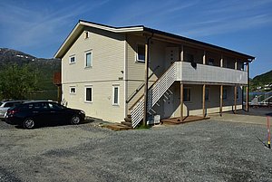 Gemütliches, zweistöckiges Holzhaus in Nord-Norwegen mit Balkon und Bergblick. Perfekte Unterkunft für Angelreisen. Geräumiger Parkplatz, ruhige Umgebung, ideal zum Entspannen und Entdecken der Natur.