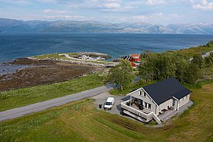 Gemütliches Haus in Nordland, Norwegen mit beeindruckender Fjordkulisse. Perfekt für Angelurlaub, Naturerlebnisse und Abenteuer. Atemberaubendes Panorama für Erholung und Entspannung. Keywords: Angelreisen, Norwegen, Natururlaub, Fjord, Nordland.