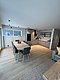 Modern eingerichtete Ferienwohnung in Nordland, Norwegen: Helle Küche, Esstisch für sechs Personen, gemütlicher Wohnbereich. Ideal für Angelurlaube in skandinavischer Natur. Perfekte Kombination aus Komfort und Abenteuer.