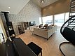 Wohnzimmer in Hitra, Norwegen: Gemütliches Sofa, Kamin, große Fenster mit Meerblick. Modernes skandinavisches Design, das Ruhe und Entspannung verspricht. Perfekt für Angelurlaub und Erholung in idyllischer Umgebung an der norwegischen Küste.