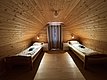 Gemütliches Schlafzimmer in Hitra, Norwegen: Holzverkleidung, zwei Einzelbetten, Nachttische. Perfekt für Angelurlaub, Entspannung in natürlicher Umgebung. Ideal für Erholung nach einem erfolgreichen Tag beim Meeresangeln.