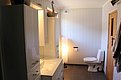Helles, skandinavisch eingerichtetes Badezimmer in Nord-Norwegen, mit weißen Wänden, modernen Möbeln und einer einladenden Atmosphäre. Ideal für Entspannung nach einem erlebnisreichen Angelurlaub in der unberührten Natur.