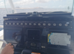 Ansicht eines Boots-Cockpits in der Region Sao-Vicente, Kapverden. Navigationssystem und Steuerkonsole mit Meerblick und malerischen Hügeln im Hintergrund. Ideal für Angelreisen und Meeresabenteuer.