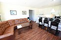 Gemütliches Apartment auf Hitra, Norwegen. Offene Küche, Esszimmer mit Holzmöbeln und braunem Ledersofa. Ideale Unterkunft für Angelurlauber, die Komfort und Funktionalität schätzen. Perfekt für entspannte Abende nach einem erfolgreichen Angeltag.