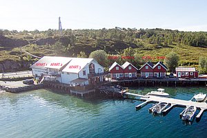 Küstenhütten in Nordland, Norwegen, direkt am Wasser gelegen. Perfekt für Angelurlaub mit Bootsanlegestelle und traditioneller Architektur. Ideal für Abenteuer und Entspannung in atemberaubender Naturkulisse.