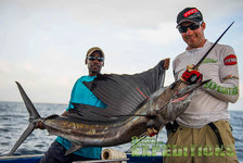 Zwei Angler halten einen prächtigen Segelfisch auf einem Boot vor den Malediven. Der Fang symbolisiert erfolgreiche Angelabenteuer und exotische Meeresangeln-Erlebnisse in tropischer Kulisse. Perfekt für leidenschaftliche Sportangler.