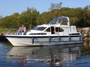 Hausboot auf dem River Erne in Irland, umgeben von üppiger Natur. Perfekt für entspannte Angelurlaube mit der Familie. Ein sonniger Tag auf dem Wasser lädt zum Genießen und Entdecken ein. Ideal für Angler und Naturliebhaber.