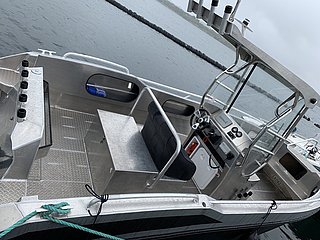 Modernes Angelboot auf dem Wasser der Region Zambezi, Botswana/Namibia. Ausgestattet mit komfortablem Sitzbereich und Angelhalterungen. Perfekt für Angelurlaub und unvergessliche Abenteuer in fischreichen Gewässern.