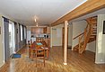 Gemütliches Ferienhaus in Hitra, Norwegen: Offener Wohn- und Essbereich mit Holzmöbeln, moderner Küche, Holztreppe, großen Fenstern und viel natürlichem Licht – ideal für entspannten Angelurlaub.