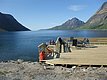 Holzterrasse mit Blick auf einen Fjord in Nordland, Norwegen. Umgeben von Bergen, lädt diese idyllische Kulisse zum Angeln und Entspannen ein. Perfekter Ort für Angelurlaube und Naturerlebnis. Ideal für Abenteuer und Erholung in skandinavischer Natur.
