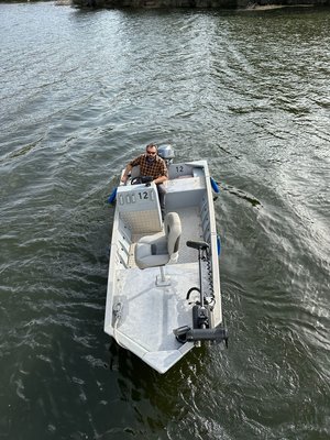 Aluminiumboot auf dem Ebro-Stausee in Riba Roja, Spanien. Perfektes Angelrevier für Abenteuerlustige. Glitzerndes Wasser und rustikale Ufer bieten ideale Bedingungen für einen unvergesslichen Angelurlaub. Petri Heil – sorglos angeln weltweit.