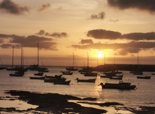 Sonnenuntergang über der Bucht von São Vicente, Kapverden, mit zahlreichen Booten im stillen Wasser. Perfekter Moment für Angelabenteuer im Meeresparadies. Entdecke die Ruhe und Schönheit dieser exotischen Inselregion. Ideal für deinen nächsten Angelurlaub.
