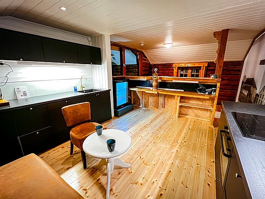 Gemütliche skandinavische Unterkunft in Hitra, Norwegen: Moderne Küche, Holzboden und stilvolle Einrichtung. Perfekt für Angelurlauber, die Komfort und Abenteuer suchen. Ideal, um nach einem erfolgreichen Angeltag zu entspannen.