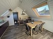 Gemütliche Küche in Hitra, Norwegen, mit Holzoptik, Dachfenstern und modernen Annehmlichkeiten. Perfekt für Angelurlauber. Entdecke die fischreichen Gewässer in stilvollem Komfort. Ideal zum Entspannen nach dem Fischen. Petri Heil in Skandinavien!
