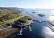 Luftaufnahme von Hitra, Norwegen: Küstenlandschaft mit Apartments und Bootsanlegestelle. Perfekte Lage für Angelreisen, umgeben von malerischen Inseln und klarem Wasser. Ideal für Abenteurer und Naturliebhaber.