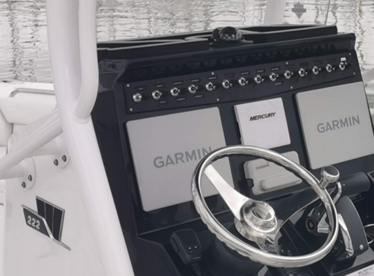 Steuerkonsole eines modernen Angelbootes in São Vicente, Kapverden. Ausgestattet mit Navigationssystemen von Garmin und Mercury für präzise Steuerung beim Meeresangeln. Ideal für ein sicheres und erfolgreiches Angelabenteuer.